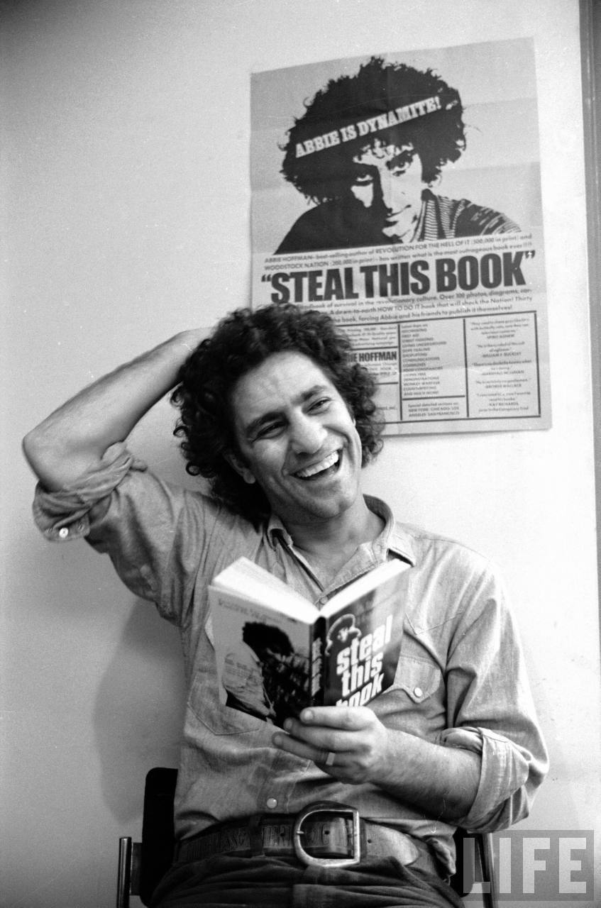 John Shearer. Jipių lyderis Abbie Hoffman su savo knyga. 1971